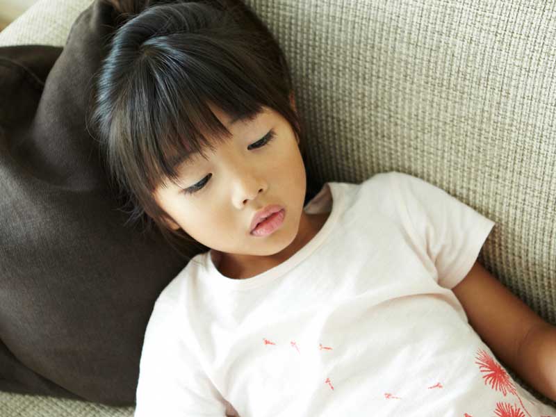 ゴロゴロをしている子供