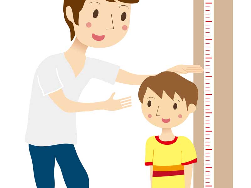子供の身長を計っているお父さんのイラスト