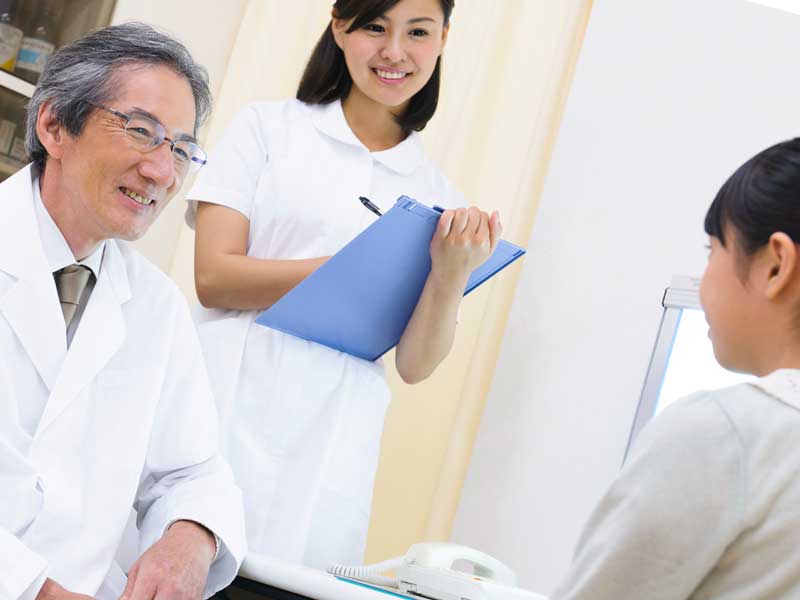 お医者さんの診察を受けている子供