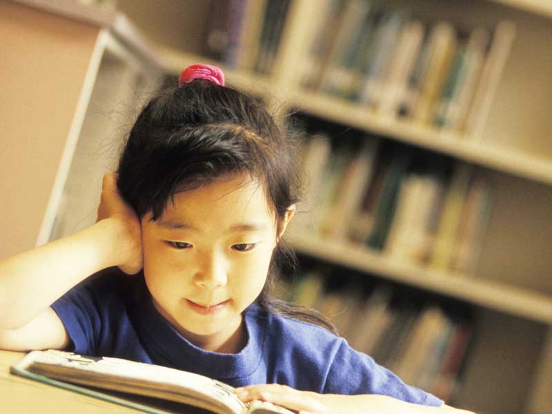 本を読んでいる女の子
