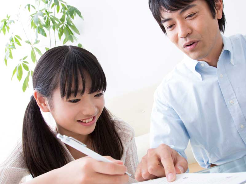 子供の学習支援をしているお父さん