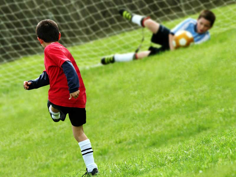 サッカーをしている子供達