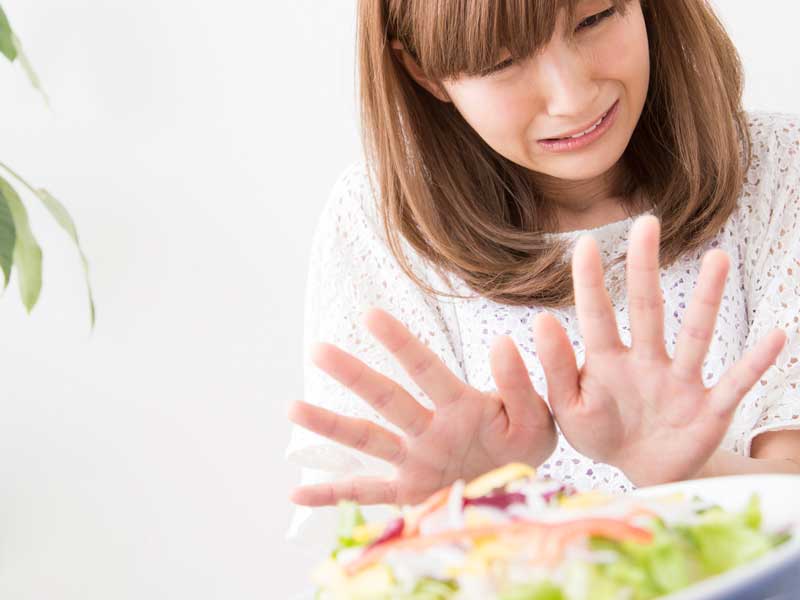 サラダを嫌がっている妊婦さん