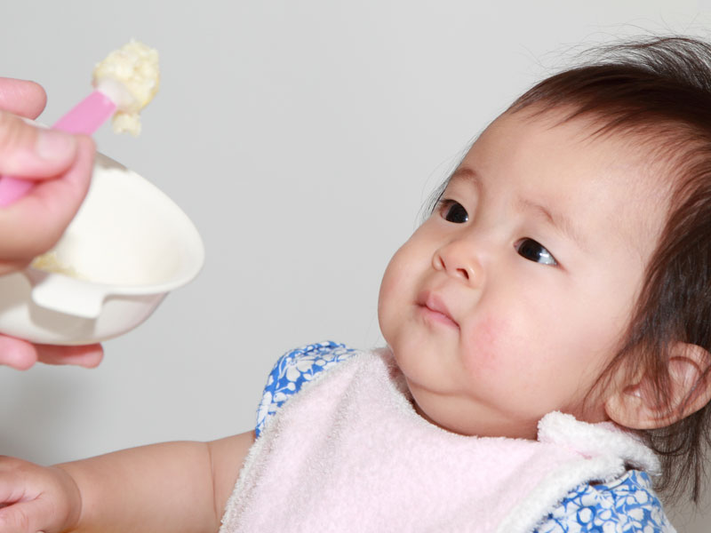 離乳食を食べている赤ちゃんのイラスト