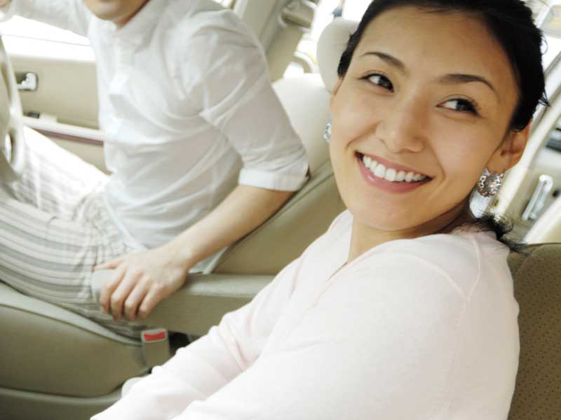 車の乗っている妊婦さん