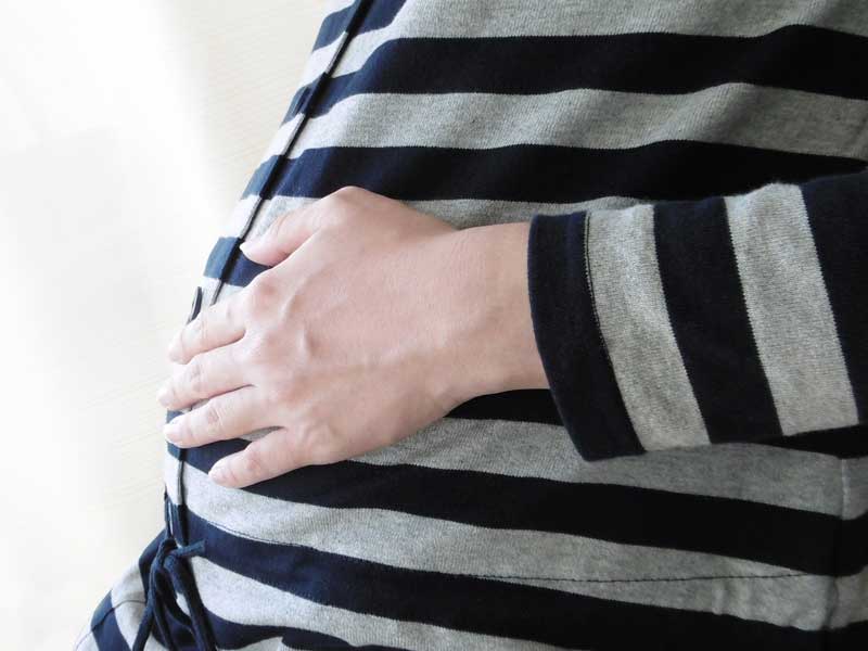 お腹を触る妊婦さん
