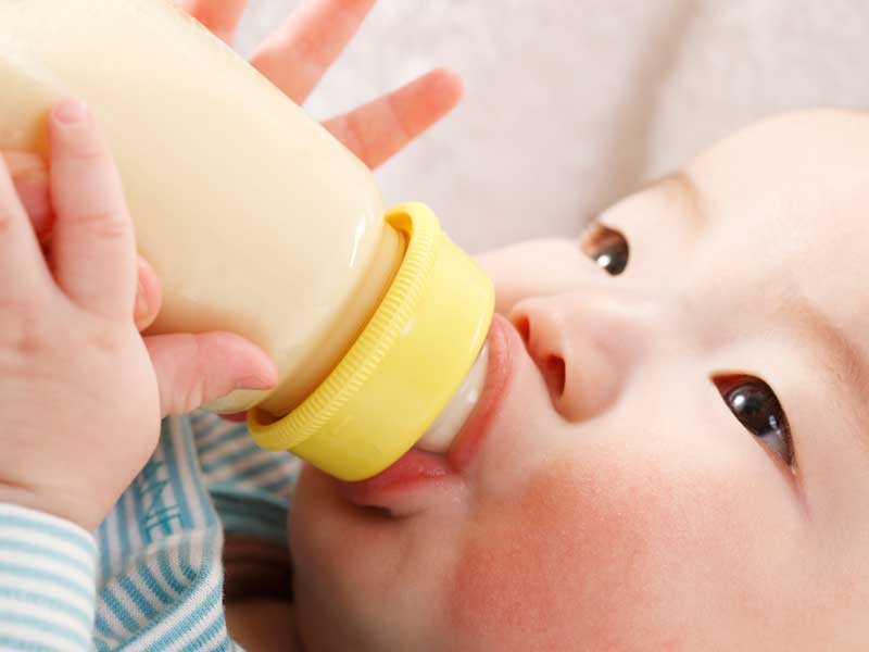 ミルクを飲んでいる赤ちゃん