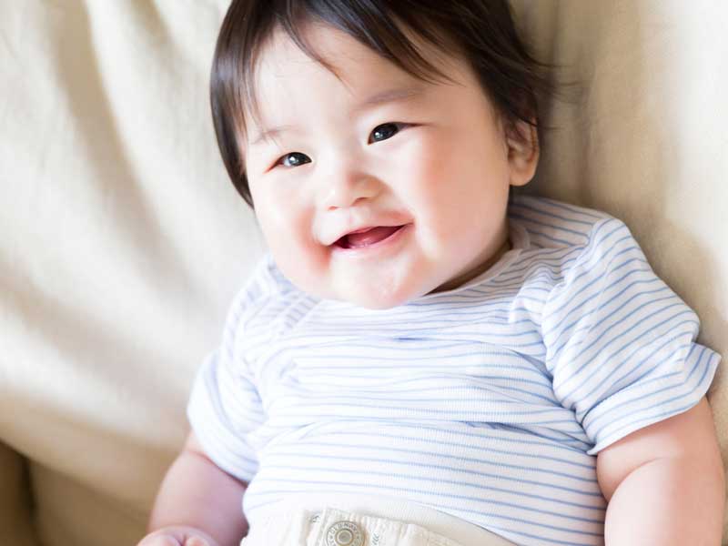 座っている赤ちゃん