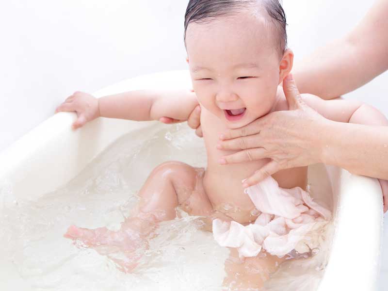 お風呂に入る赤ちゃん