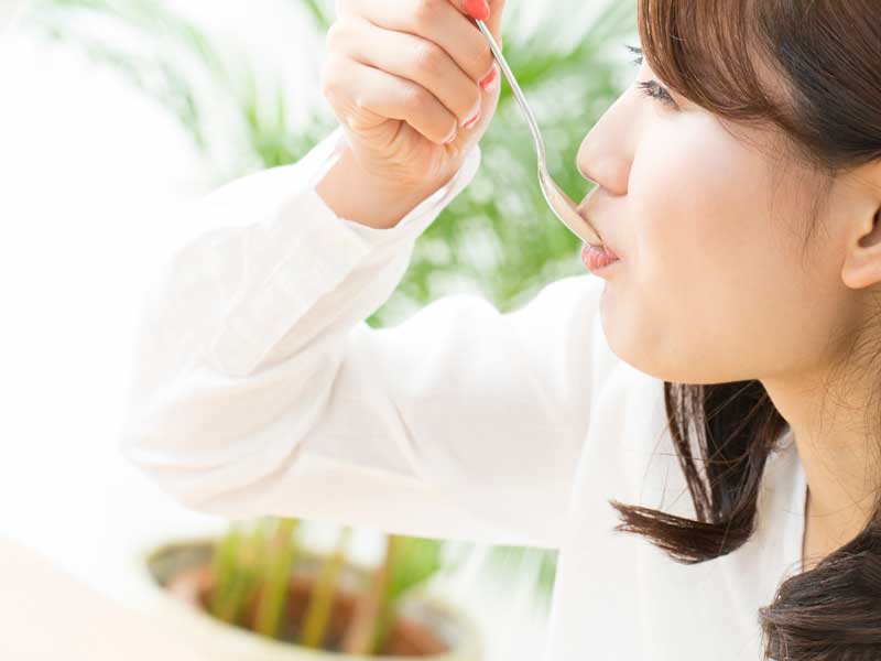 美味しそうに食事をする妊婦さん