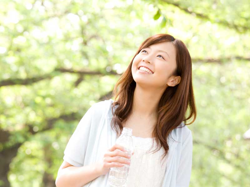 笑顔で散歩をしている妊婦さん