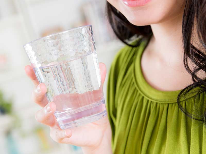 水を飲んでいるお母さん