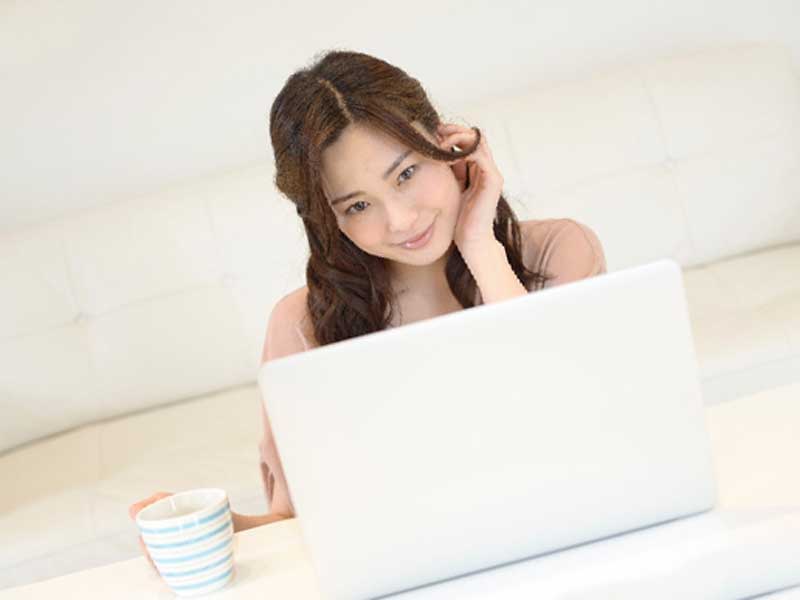 ネットを見ている妊婦さん