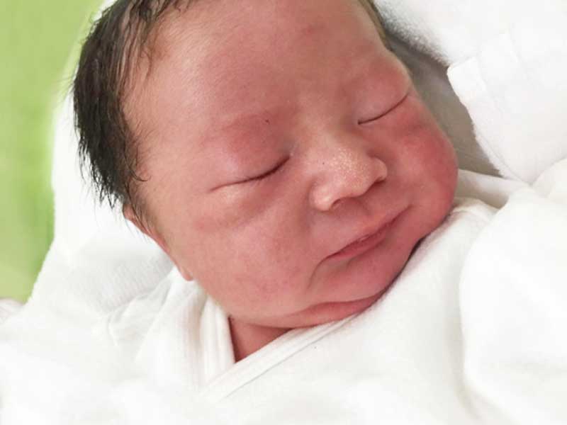寝ている新生児の赤ちゃん