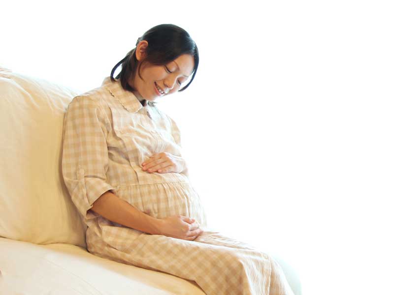 座っている妊婦さん
