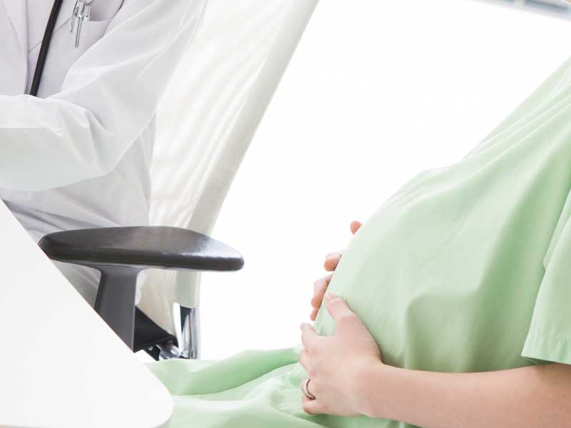 健診をうけている妊婦さん