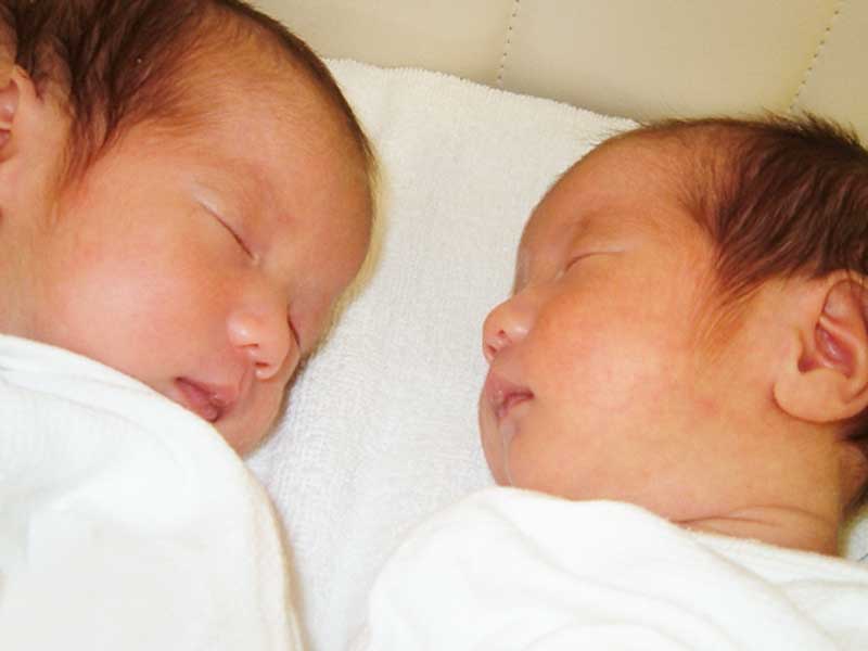 寝ている双子の新生児