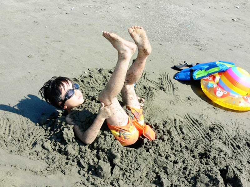 夏の海で遊ぶ子供