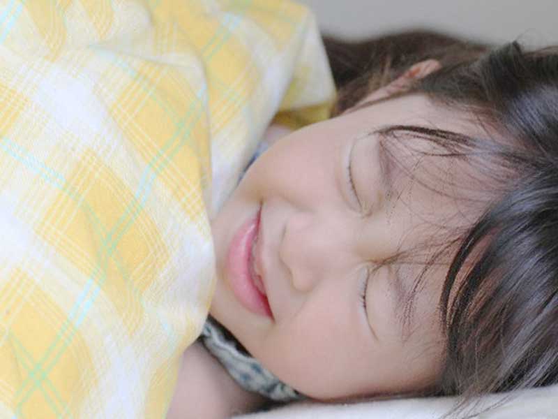 体調が悪くて布団に入っている女の子