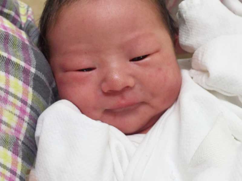 母親に抱っこされている生まれたばかりの新生児