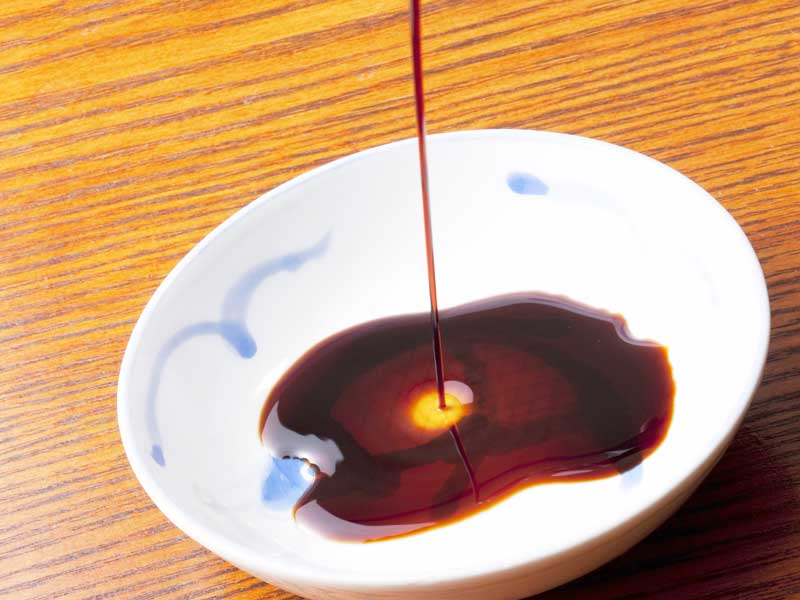 醤油が入っている小皿