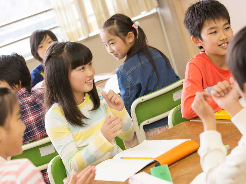 グループで勉強をしている小学生達