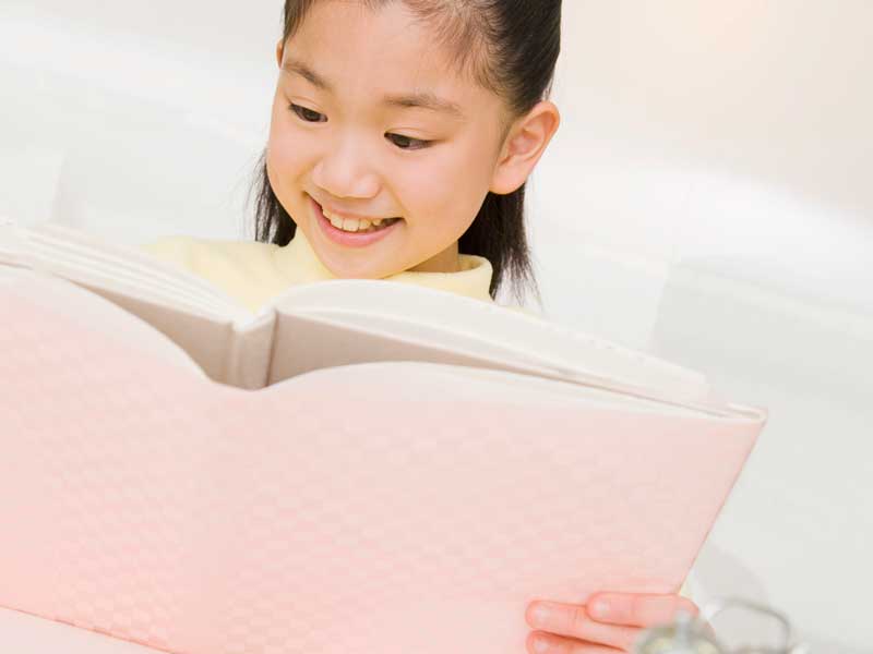 本を読んでいる女の子