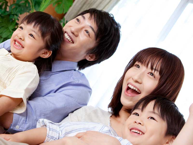 両親に抱っこされている子供たち