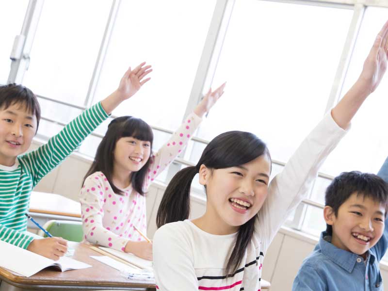 授業中の小学生達