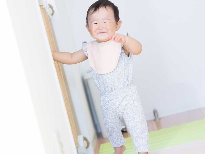歩いている赤ちゃん