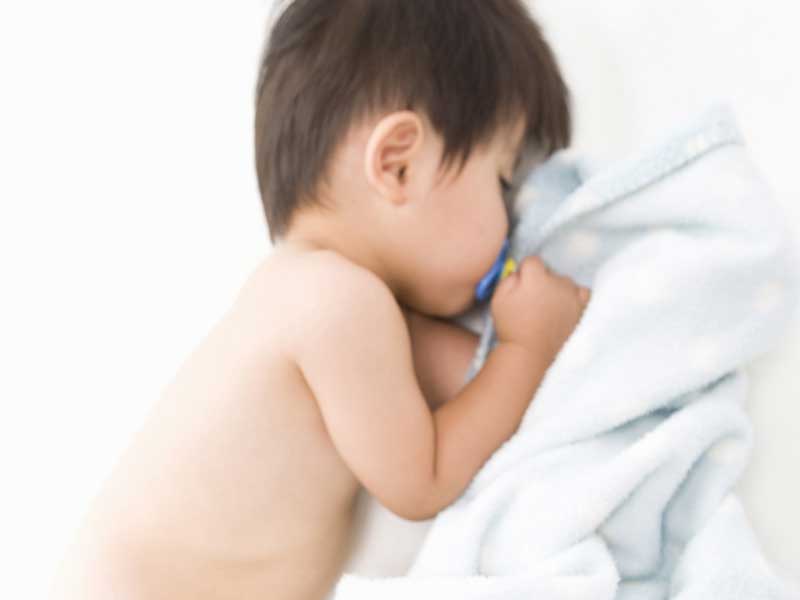 裸で寝ている赤ちゃん