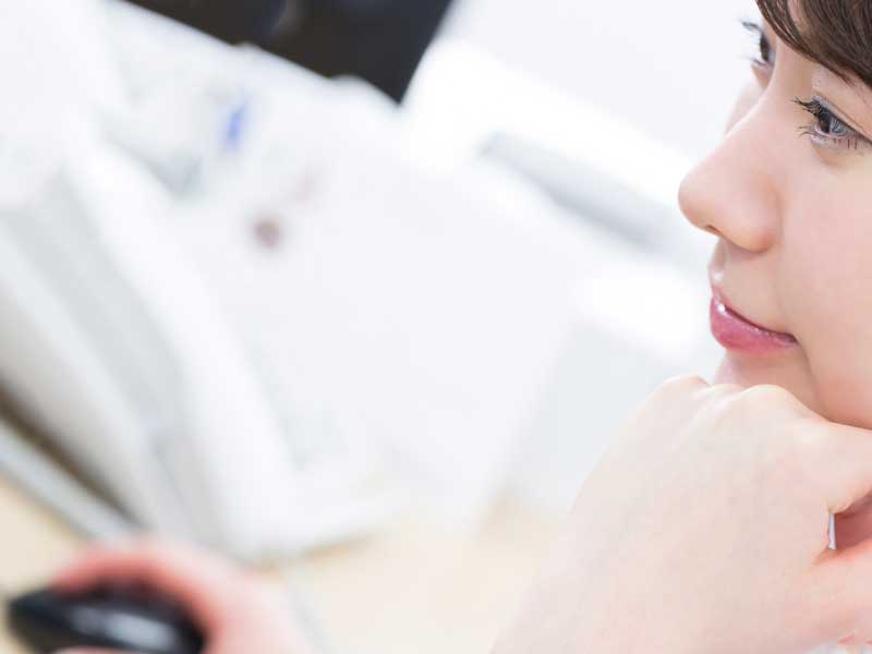 インターネットで調べている妊婦さん