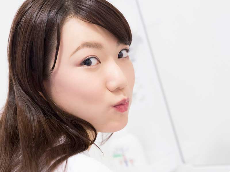 塩水でうがいする妊婦さん