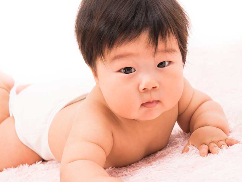 オムツをしている赤ちゃん