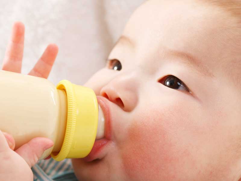 ミルクを飲んでいる赤ちゃん