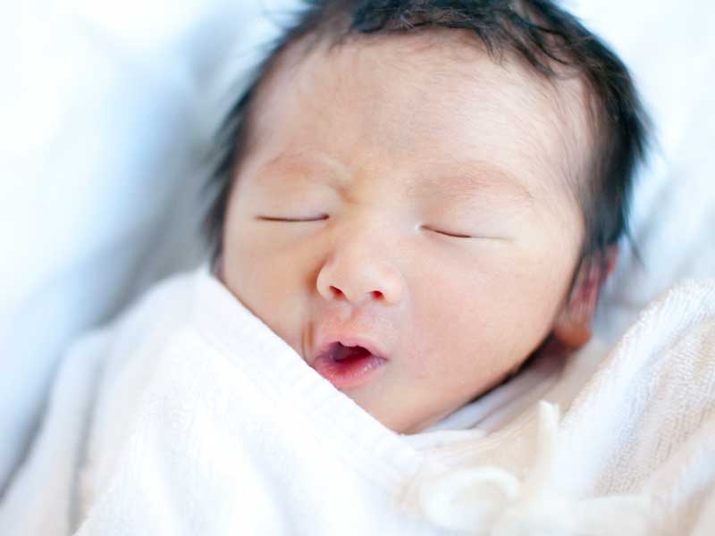 寝ている新生児