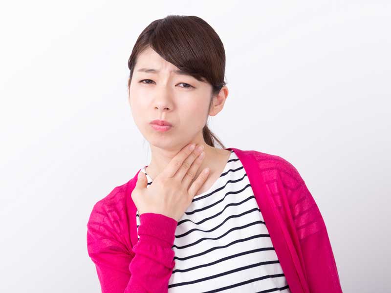 喉が痛くておさえている妊婦さん