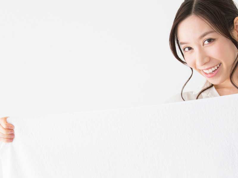 バスタオルを部屋に干す妊婦さん