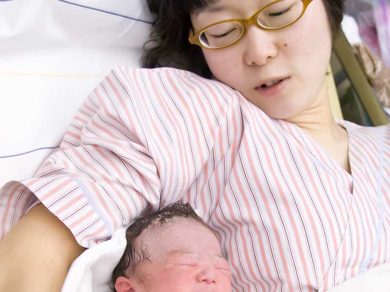 出産したばかりのお母さんと赤ちゃん