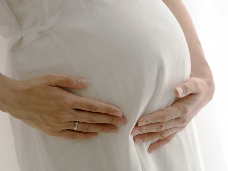 お腹を触る妊婦さん