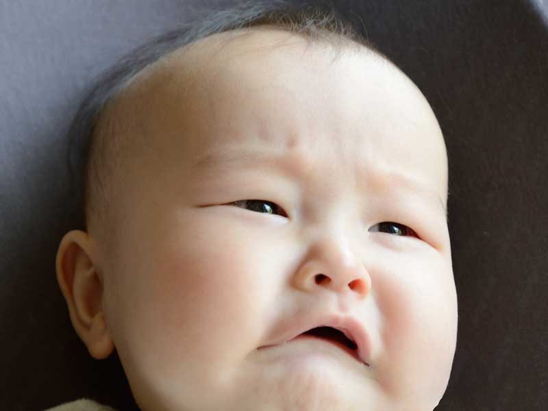 怪訝な顔をする赤ちゃん