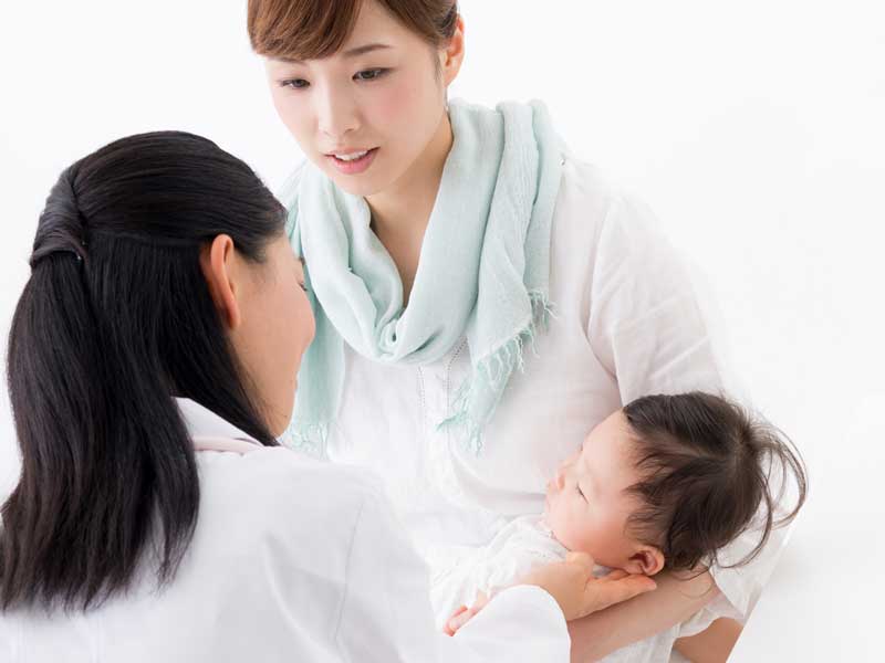 病院で赤ちゃんの薬をもらうお母さん