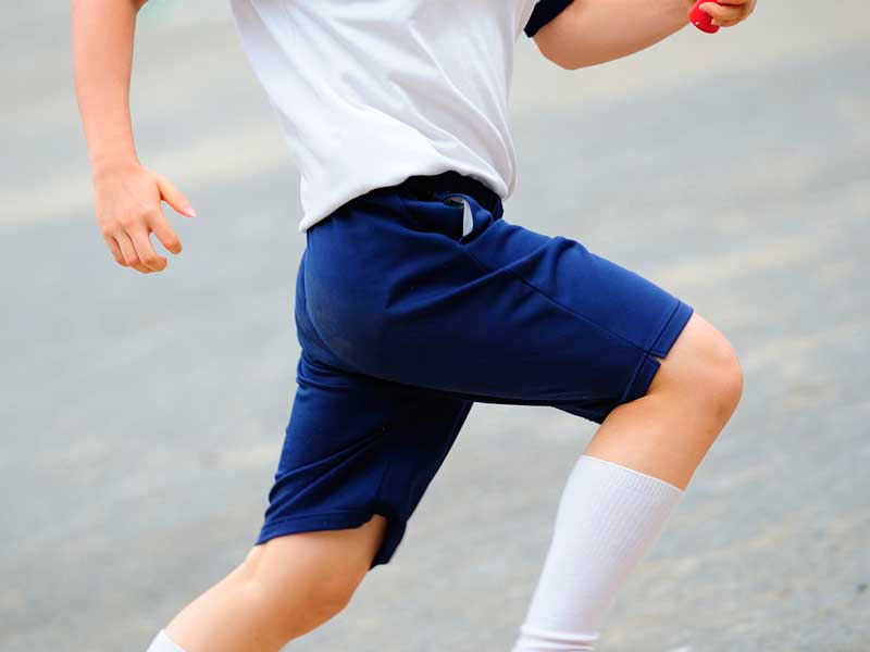 運動会で走っている子供
