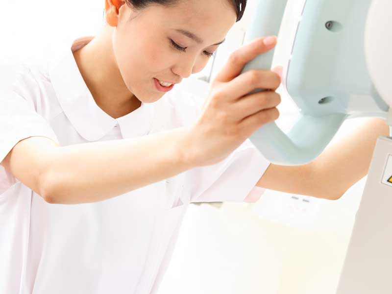 レントゲンの位置を確認する医師