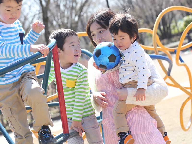 保育園で遊んでいる子供達