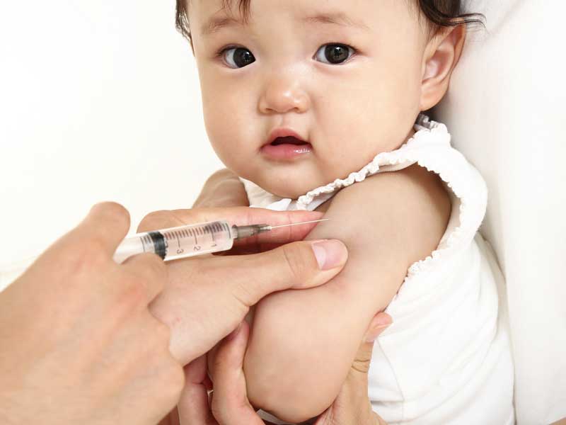 予防接種を受けている幼児