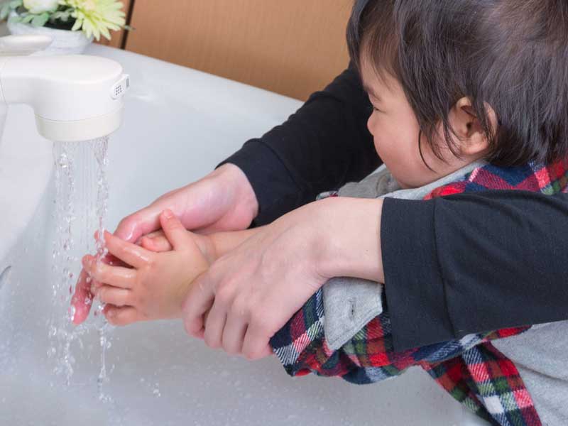 手を洗っている子供