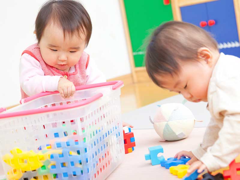 遊んでいる幼児達
