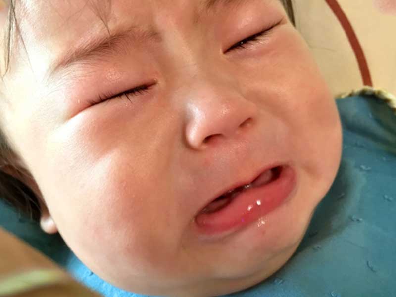 泣いている男の子