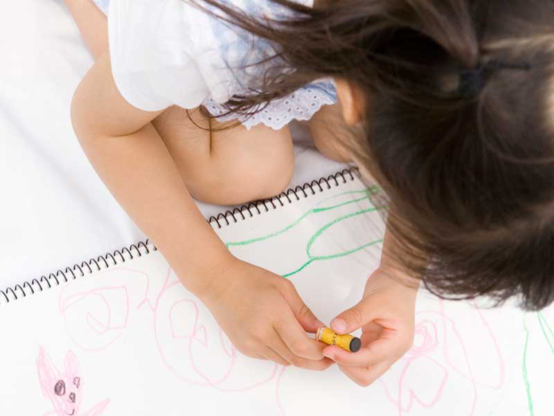 絵を描いている女の子